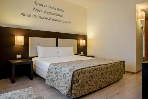 Hotel Executive Hotel Executive is conveniently located in the popular Le Scotte area. The property offers a wide range of amenities and perks to ensure you have a great time. Service-minded staff will welcome and gu