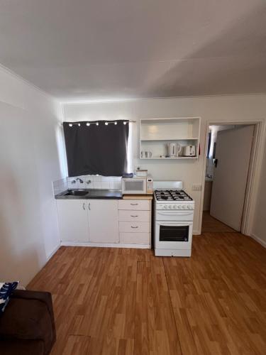 ห้องครัว, Shark Bay Cottages in เดนแฮม