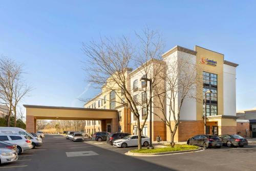 . Comfort Inn & Suites Arlington Heights - Schaumburg