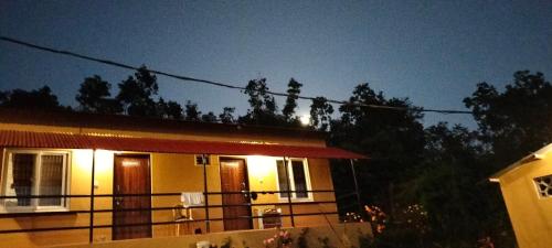 A szálláshely kívülről, Into the mountain in Dhital