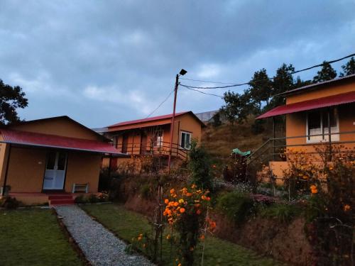 A szálláshely kívülről, Into the mountain in Dhital