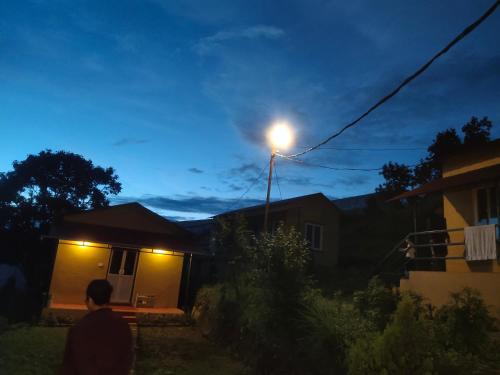 A szálláshely kívülről, Into the mountain in Dhital