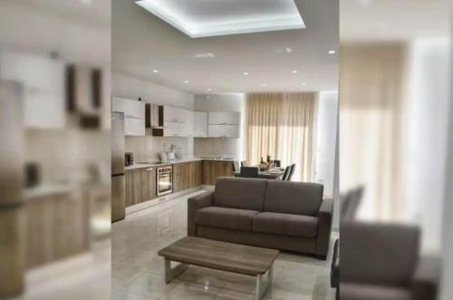 Spacious 3 bedroom Apartment, close to Sliema, Valletta & Sea, Sleeps 12!, Msida