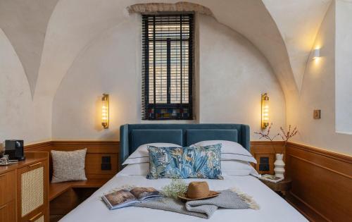 Villa Albi - Machne Yehuda Hotel - Tap to explore photos