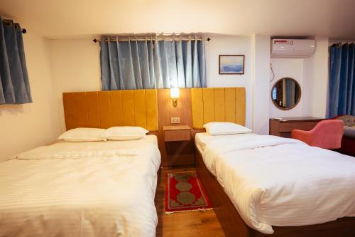 2 twin beds, 1 sofa bed