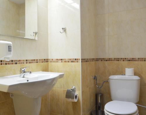 Double or Twin Room image 9