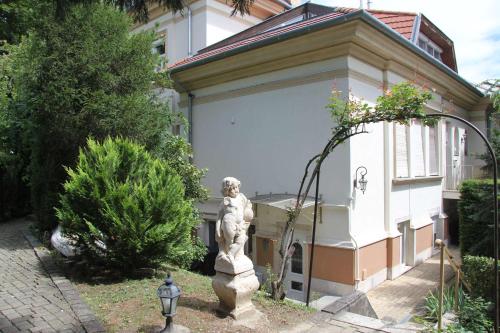 Nestled Romance, Buda's Hilltop Heaven 4