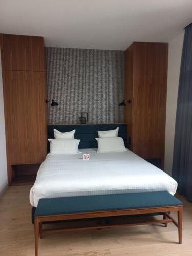1 queen bed, 1 sofa bed