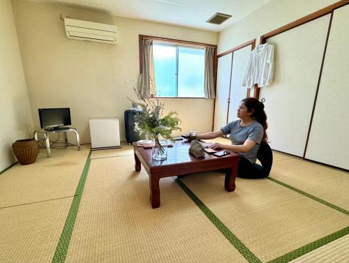 room detail thumbnail 2