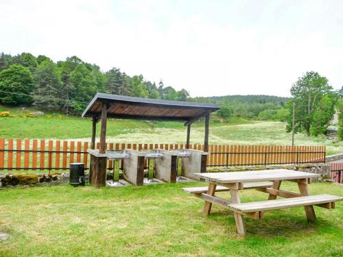 Le gîte aubrac, 4 personnes au bacon (Le gite aubrac, 4 personnes au bacon) in Saint-Chely-d'Apcher