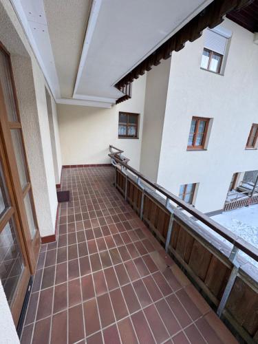 Angela in חרמגור