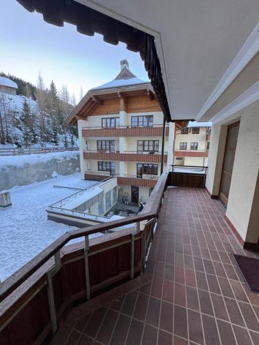 Angela in חרמגור