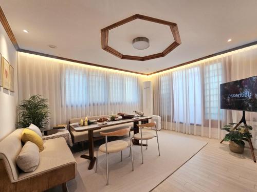 #New open sale#1 stop to Hongdae subway#3Room 4Bed 2Bathtoom#Cozy rooftop#Free luggage keeping#Free parking#close to K-Pop studio#many restaurants