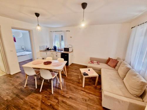 Pipacs Apartmanház (Pipacs Apartmanhaz) in Harkany