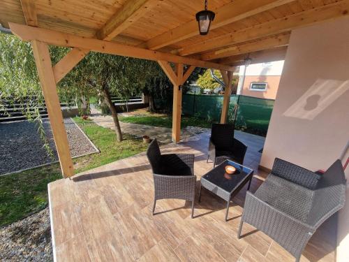 Pipacs Apartmanház (Pipacs Apartmanhaz) in Harkany