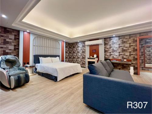 King Room with Spa Bath image 8