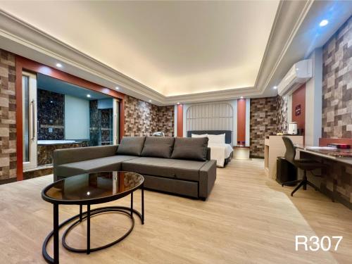 King Room with Spa Bath image 6