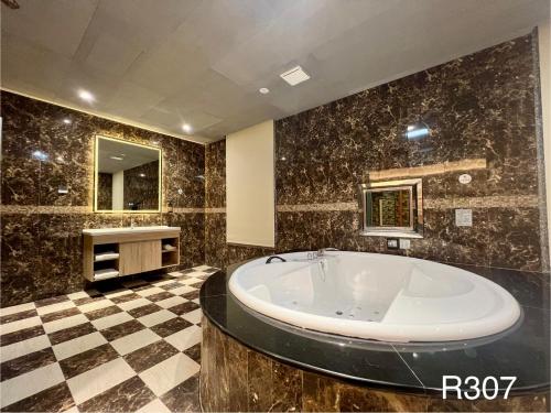 King Room with Spa Bath image 1