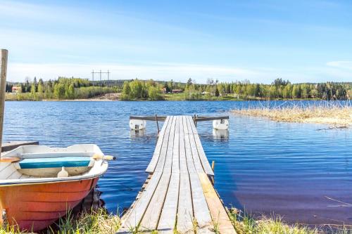 View, Central Lakefront Retreat in Hagfors