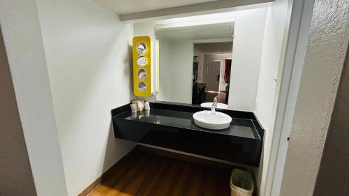 Super 7 Inn - image 6