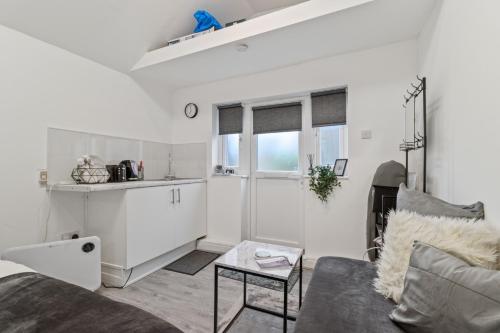 Studio Cottage With Shared Garden - 3Min to Bus Stop, Манчестер (фото 7)