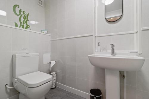 Studio Cottage With Shared Garden - 3Min to Bus Stop, Манчестер (фото 8)
