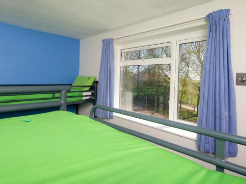 1 double bed, 5 bunk beds