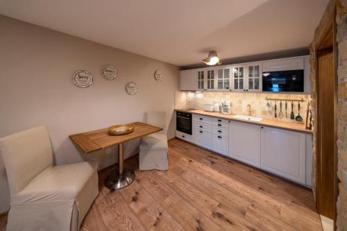 Konyha, Studio Flat - Sleeps 3 - Parking - Wifi in Chyne