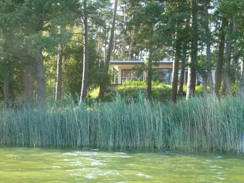 Luxus-Ferienhaus direkt am See, naturnaher Komfort in modernem Stil in Lychen, Deutschland