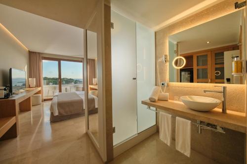 room detail thumbnail 2