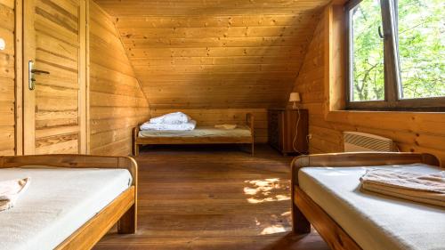 2 bedrooms, 7 beds