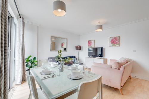 Cosy One bedroom flat opposite station, Лондон