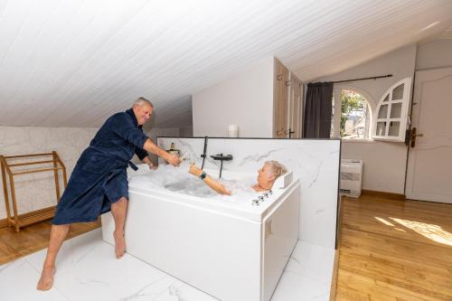 Les Hauts du Marquet - Gîte de groupe en Cévennes - Piscine à débordement - Balnéo - Sauna ("Les Hauts du Marquet" - Meuble de tourisme 5 Etoiles - Gite de groupe 15 Personnes en Cevennes - Pi) in Saint-Jean-du-Pin