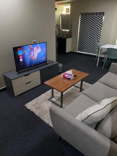 Spacious 1BR Near Eiffel Tower - image 10