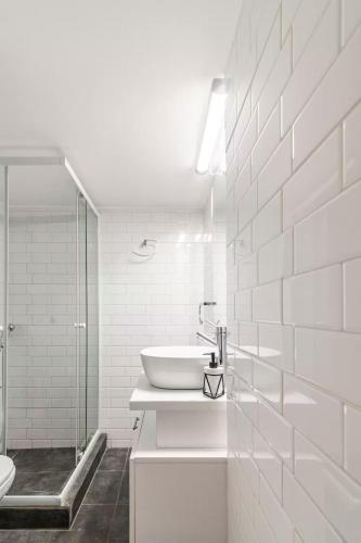 Athenian Entertainment & Relaxation Hub - image 3