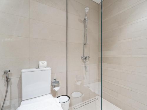 Cozy Stay 1BR in Azizi Pearl - image 10