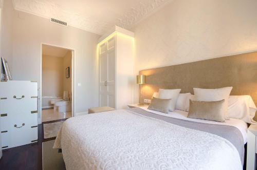 Three-Bedroom Apartment with Balcony image 10