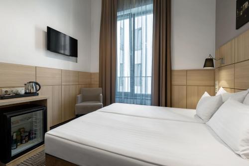 Small Double or Twin Room image 3