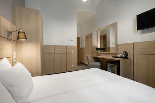 Small Double or Twin Room image 5
