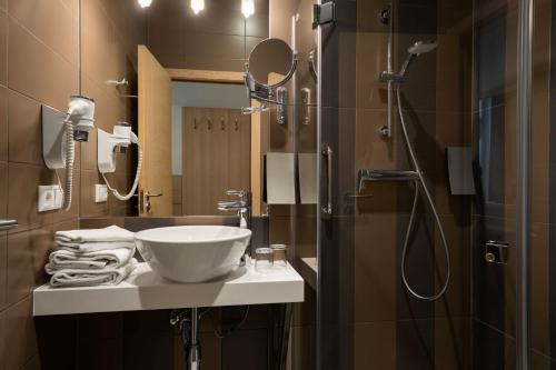 Small Double or Twin Room image 6