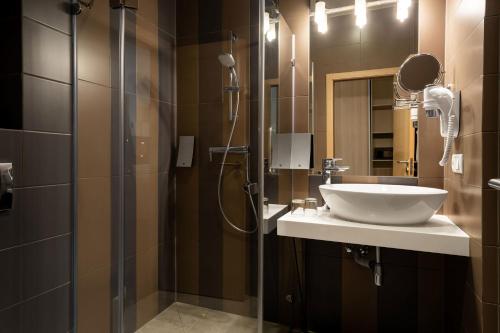 Small Double or Twin Room image 4