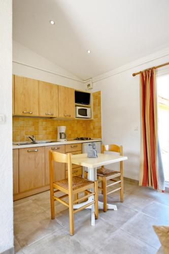 Kitchen, Residence Les Castors in Calvi