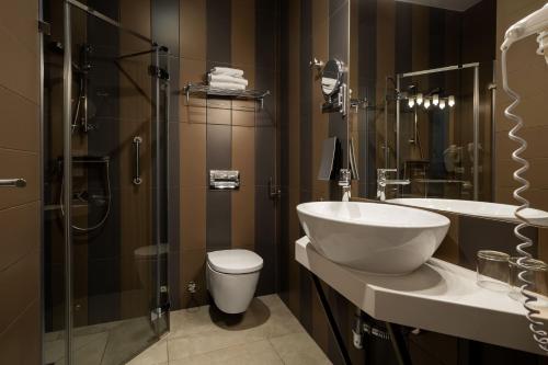 Standard Double or Twin Room image 5