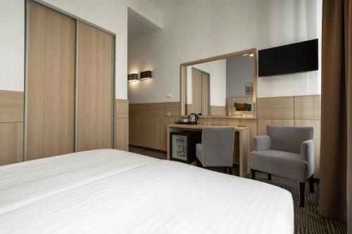 Standard Double or Twin Room image 6