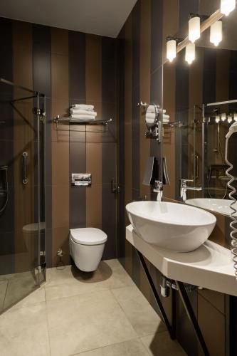 Standard Double or Twin Room image 8