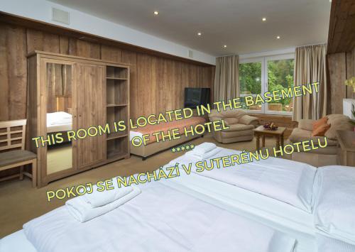 1 queen bed, 1 twin bed