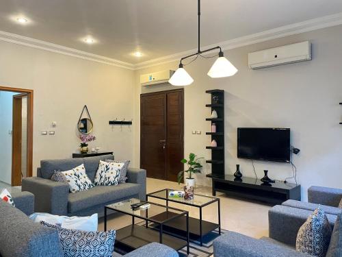 Contemporary Semi Villa Apartment with Private Entrance in Khalda - image 5