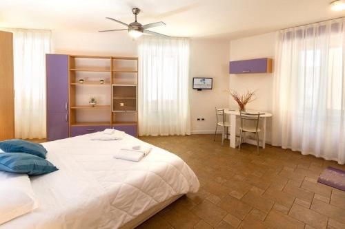 One-Bedroom Apartment image 9