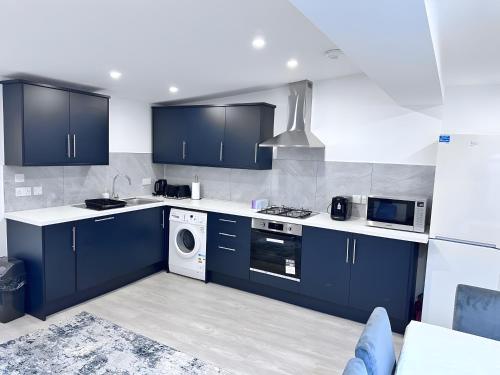 Modern Garden Retreat - Near WFJ, 3BR EnSuite & Parking - London