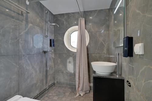 Mälardrottningen Yacht Hotel - image 2